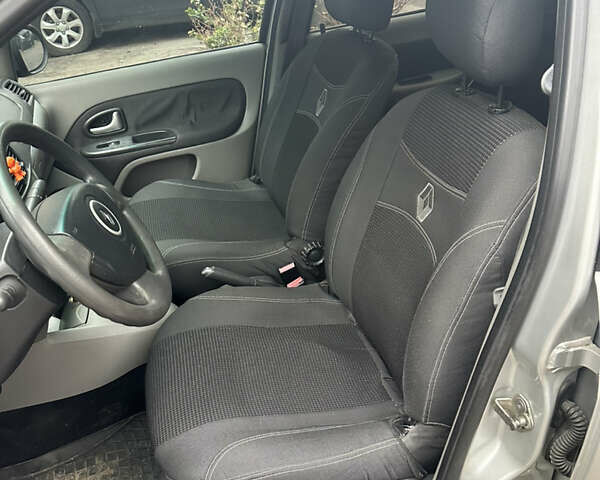 Серый Рено Клио, объемом двигателя 1.39 л и пробегом 202 тыс. км за 4400 $, фото 11 на Automoto.ua