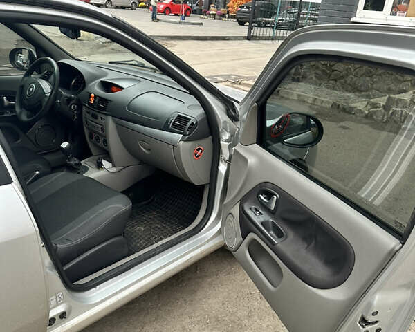 Серый Рено Клио, объемом двигателя 1.39 л и пробегом 202 тыс. км за 4400 $, фото 16 на Automoto.ua