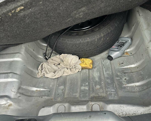 Серый Рено Клио, объемом двигателя 1.39 л и пробегом 202 тыс. км за 4400 $, фото 14 на Automoto.ua