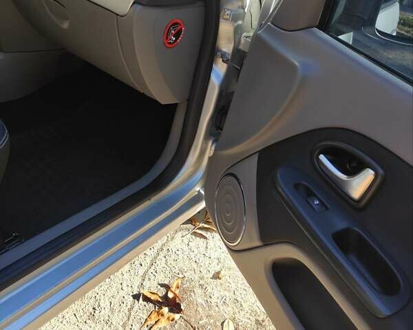 Серый Рено Клио, объемом двигателя 1.4 л и пробегом 195 тыс. км за 4900 $, фото 15 на Automoto.ua