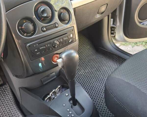 Серый Рено Клио, объемом двигателя 1.6 л и пробегом 150 тыс. км за 5700 $, фото 4 на Automoto.ua