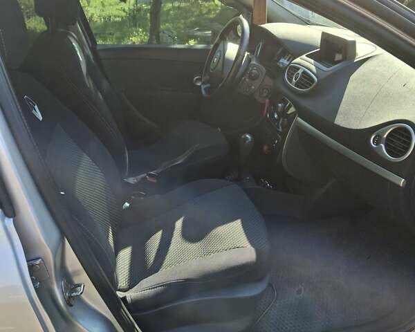 Серый Рено Клио, объемом двигателя 1.6 л и пробегом 150 тыс. км за 5700 $, фото 2 на Automoto.ua