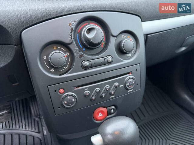 Сірий Рено Кліо, об'ємом двигуна 1.6 л та пробігом 102 тис. км за 7200 $, фото 40 на Automoto.ua