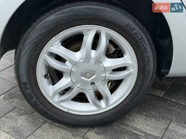 Сірий Рено Кліо, об'ємом двигуна 1.6 л та пробігом 102 тис. км за 7200 $, фото 23 на Automoto.ua