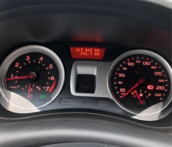 Серый Рено Клио, объемом двигателя 1.1 л и пробегом 214 тыс. км за 5200 $, фото 4 на Automoto.ua