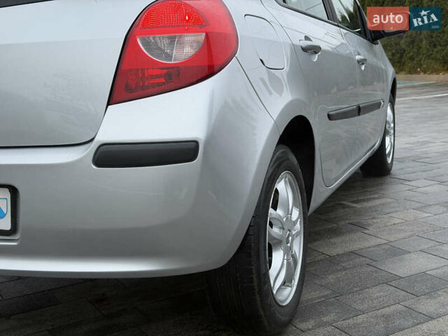 Сірий Рено Кліо, об'ємом двигуна 1.6 л та пробігом 102 тис. км за 7200 $, фото 24 на Automoto.ua