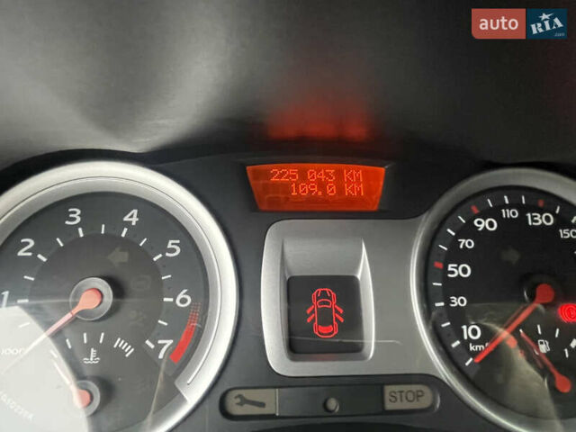 Серый Рено Клио, объемом двигателя 1.2 л и пробегом 225 тыс. км за 4999 $, фото 10 на Automoto.ua