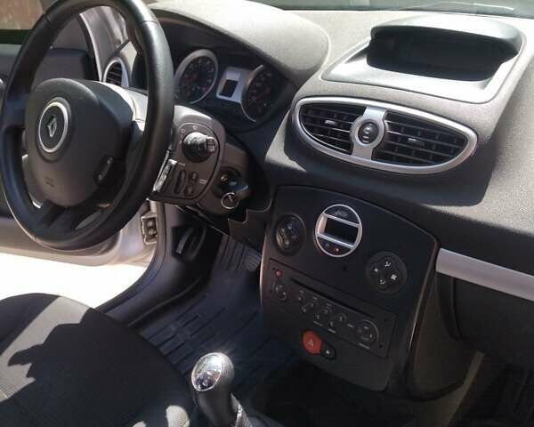 Сірий Рено Кліо, об'ємом двигуна 1.2 л та пробігом 177 тис. км за 5600 $, фото 1 на Automoto.ua