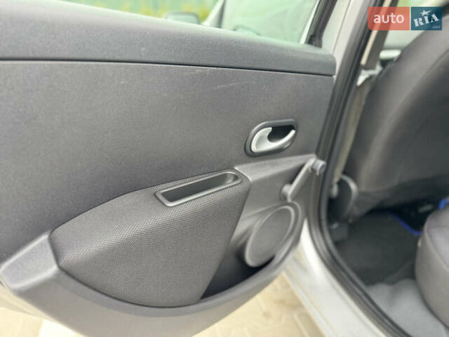 Сірий Рено Кліо, об'ємом двигуна 1.2 л та пробігом 241 тис. км за 5200 $, фото 29 на Automoto.ua