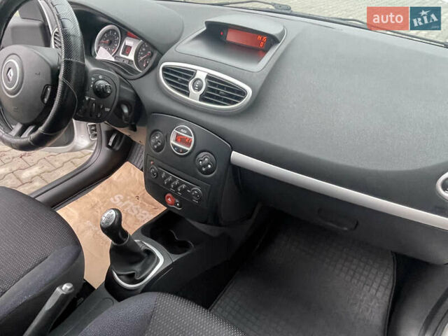 Серый Рено Клио, объемом двигателя 1.2 л и пробегом 225 тыс. км за 4999 $, фото 19 на Automoto.ua