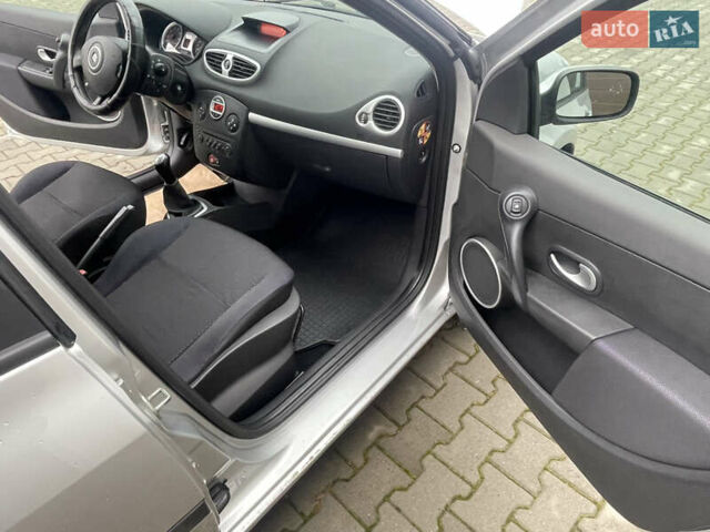 Серый Рено Клио, объемом двигателя 1.2 л и пробегом 225 тыс. км за 4999 $, фото 18 на Automoto.ua