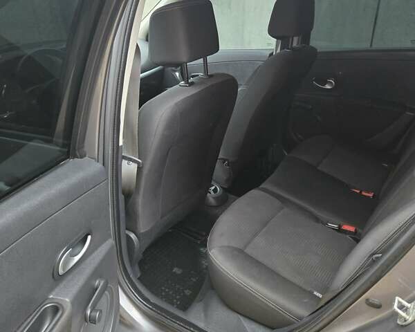 Серый Рено Клио, объемом двигателя 1.46 л и пробегом 176 тыс. км за 3999 $, фото 2 на Automoto.ua