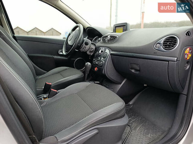 Серый Рено Клио, объемом двигателя 1.6 л и пробегом 166 тыс. км за 7200 $, фото 23 на Automoto.ua