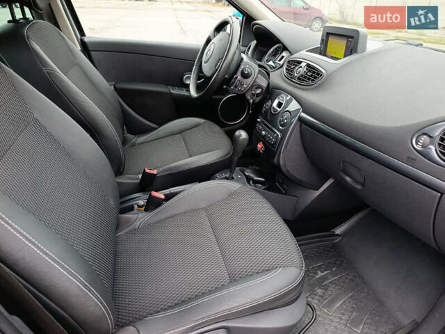 Серый Рено Клио, объемом двигателя 1.6 л и пробегом 166 тыс. км за 7200 $, фото 24 на Automoto.ua