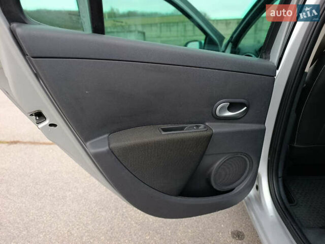 Серый Рено Клио, объемом двигателя 1.6 л и пробегом 166 тыс. км за 7200 $, фото 26 на Automoto.ua