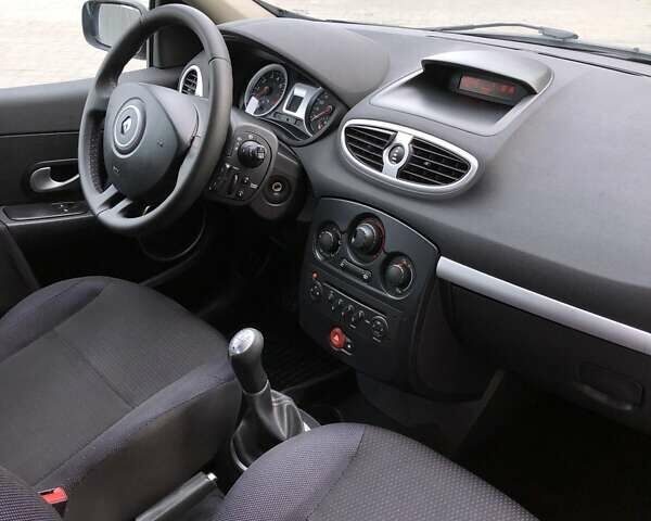 Серый Рено Клио, объемом двигателя 1.6 л и пробегом 185 тыс. км за 5900 $, фото 44 на Automoto.ua