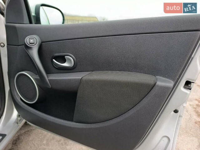 Серый Рено Клио, объемом двигателя 1.6 л и пробегом 166 тыс. км за 7200 $, фото 22 на Automoto.ua