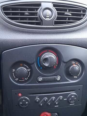 Серый Рено Клио, объемом двигателя 1.2 л и пробегом 200 тыс. км за 5200 $, фото 15 на Automoto.ua