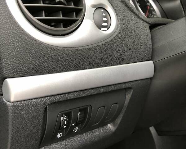 Серый Рено Клио, объемом двигателя 1.6 л и пробегом 185 тыс. км за 5900 $, фото 43 на Automoto.ua