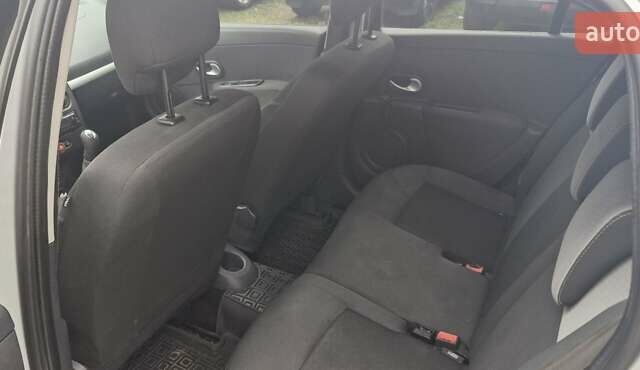 Серый Рено Клио, объемом двигателя 1.15 л и пробегом 194 тыс. км за 4499 $, фото 3 на Automoto.ua