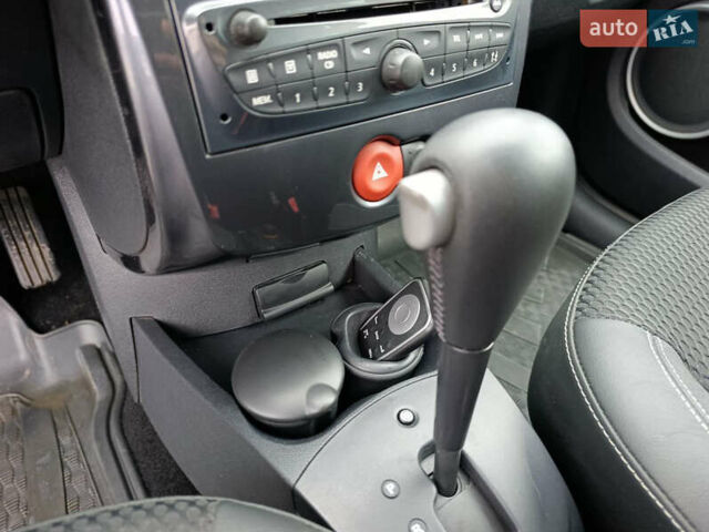 Серый Рено Клио, объемом двигателя 1.6 л и пробегом 166 тыс. км за 7200 $, фото 19 на Automoto.ua