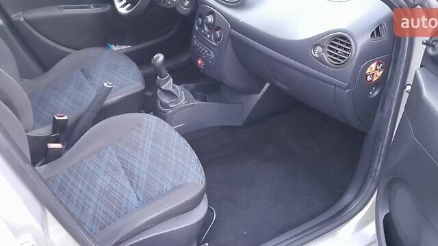 Серый Рено Клио, объемом двигателя 1.2 л и пробегом 200 тыс. км за 5200 $, фото 6 на Automoto.ua