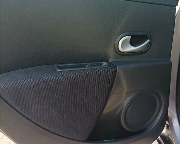 Серый Рено Клио, объемом двигателя 1.5 л и пробегом 249 тыс. км за 5500 $, фото 13 на Automoto.ua