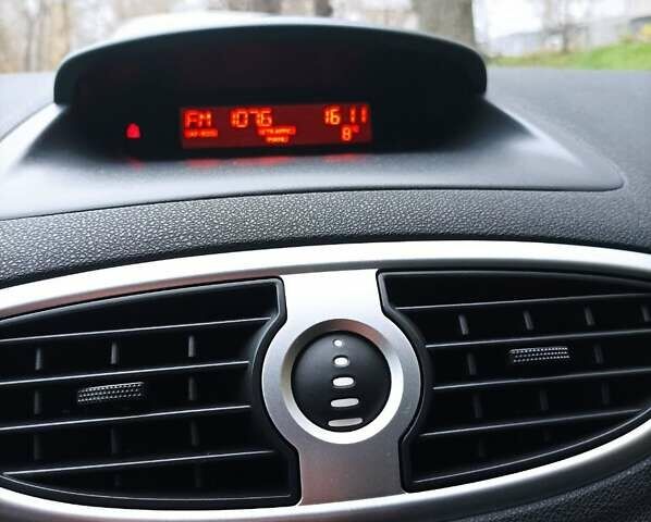 Серый Рено Клио, объемом двигателя 1.5 л и пробегом 249 тыс. км за 5500 $, фото 35 на Automoto.ua