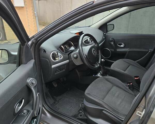 Серый Рено Клио, объемом двигателя 1.46 л и пробегом 176 тыс. км за 3999 $, фото 4 на Automoto.ua