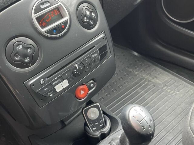 Сірий Рено Кліо, об'ємом двигуна 1.1 л та пробігом 205 тис. км за 4800 $, фото 6 на Automoto.ua