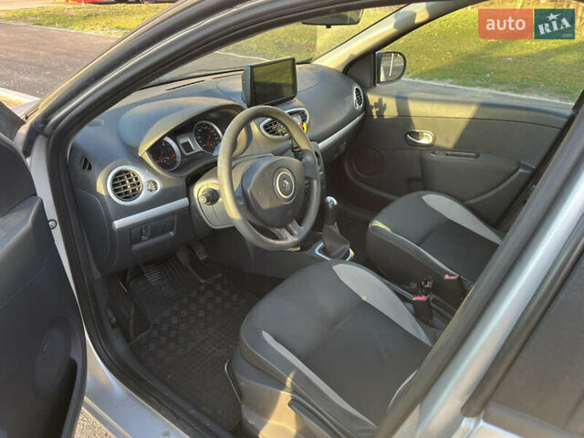 Серый Рено Клио, объемом двигателя 0 л и пробегом 269 тыс. км за 5300 $, фото 6 на Automoto.ua