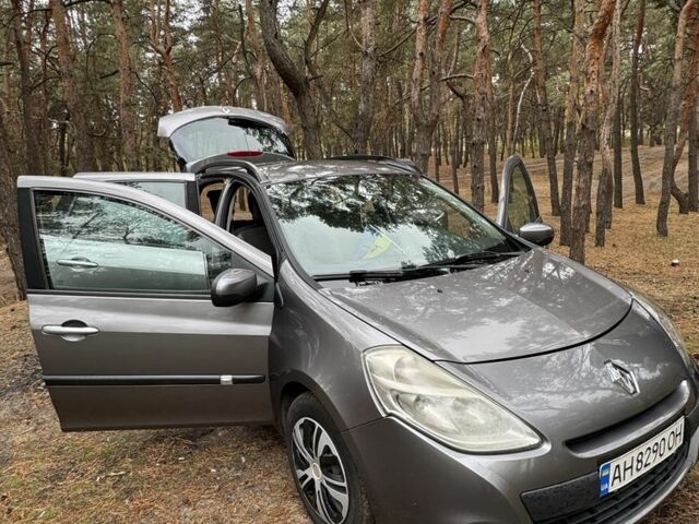 Серый Рено Клио, объемом двигателя 1.2 л и пробегом 220 тыс. км за 5000 $, фото 1 на Automoto.ua