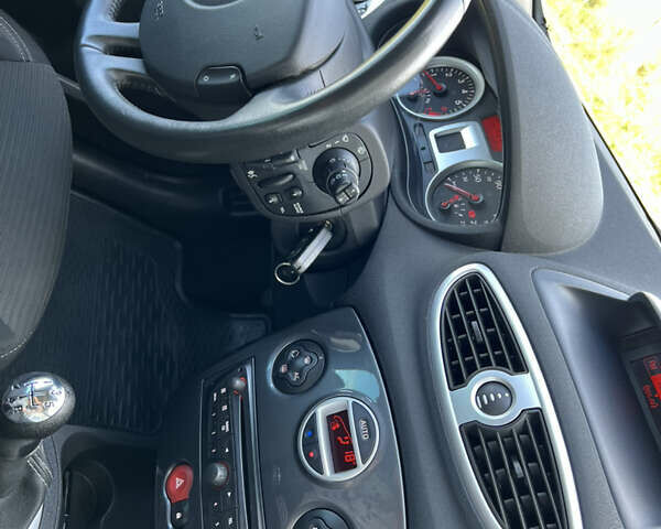 Сірий Рено Кліо, об'ємом двигуна 1.2 л та пробігом 165 тис. км за 5399 $, фото 33 на Automoto.ua