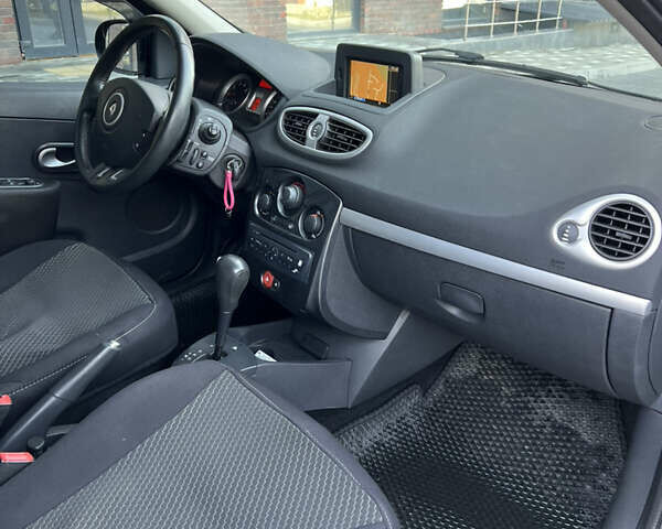 Серый Рено Клио, объемом двигателя 1.6 л и пробегом 150 тыс. км за 4900 $, фото 19 на Automoto.ua