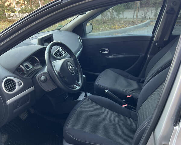 Серый Рено Клио, объемом двигателя 1.6 л и пробегом 150 тыс. км за 4900 $, фото 12 на Automoto.ua