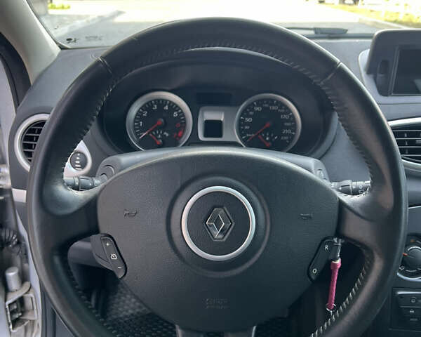 Серый Рено Клио, объемом двигателя 1.6 л и пробегом 150 тыс. км за 4900 $, фото 13 на Automoto.ua