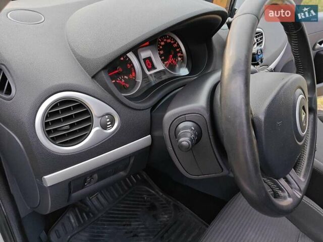 Серый Рено Клио, объемом двигателя 1.46 л и пробегом 202 тыс. км за 5900 $, фото 24 на Automoto.ua