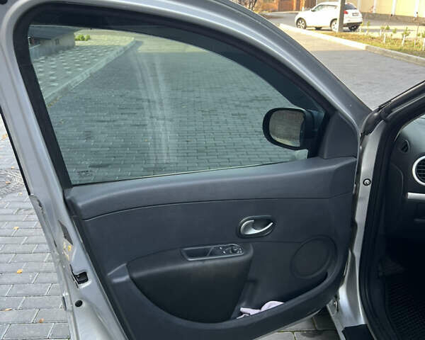 Серый Рено Клио, объемом двигателя 1.6 л и пробегом 150 тыс. км за 4900 $, фото 11 на Automoto.ua