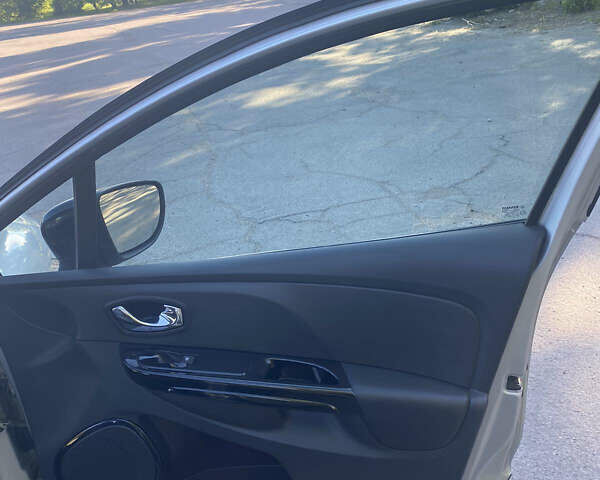 Серый Рено Клио, объемом двигателя 1.5 л и пробегом 269 тыс. км за 7900 $, фото 12 на Automoto.ua