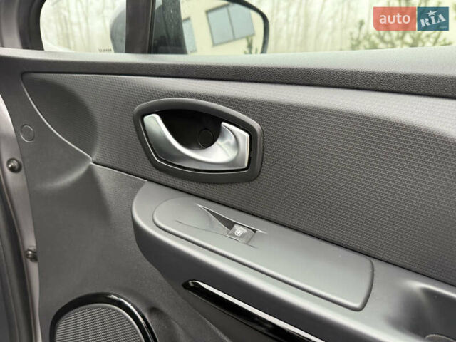 Серый Рено Клио, объемом двигателя 1.2 л и пробегом 122 тыс. км за 8800 $, фото 65 на Automoto.ua