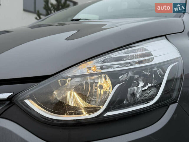 Серый Рено Клио, объемом двигателя 1.2 л и пробегом 122 тыс. км за 8800 $, фото 5 на Automoto.ua