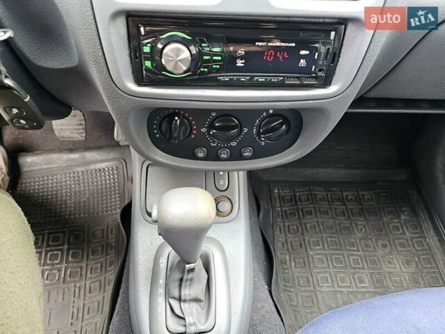 Синий Рено Клио, объемом двигателя 1.39 л и пробегом 230 тыс. км за 2999 $, фото 14 на Automoto.ua