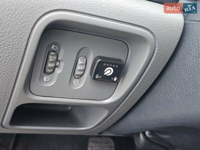 Синий Рено Клио, объемом двигателя 1.39 л и пробегом 230 тыс. км за 2999 $, фото 16 на Automoto.ua