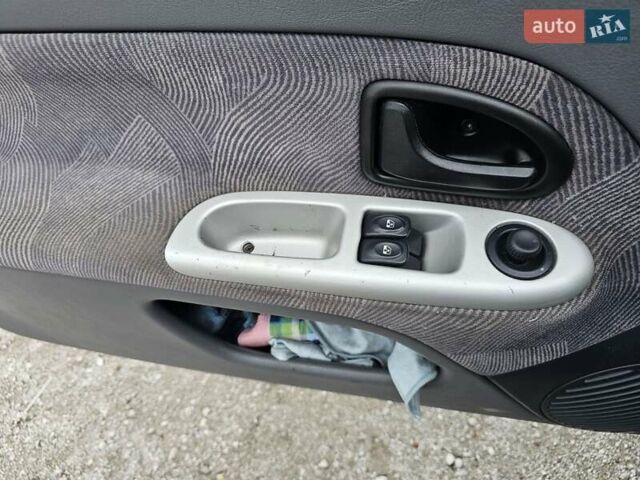 Синий Рено Клио, объемом двигателя 1.39 л и пробегом 230 тыс. км за 2999 $, фото 15 на Automoto.ua