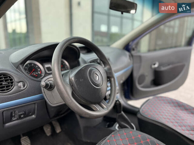 Синий Рено Клио, объемом двигателя 1.2 л и пробегом 270 тыс. км за 2950 $, фото 38 на Automoto.ua