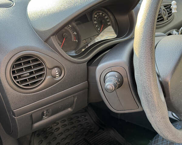 Синий Рено Клио, объемом двигателя 1.2 л и пробегом 181 тыс. км за 4100 $, фото 19 на Automoto.ua