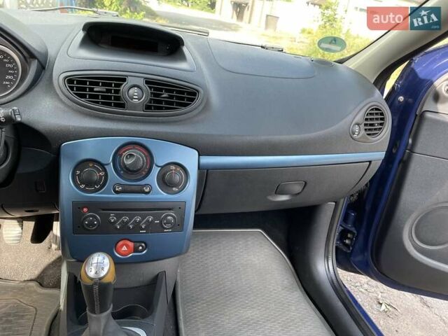 Синий Рено Клио, объемом двигателя 1.2 л и пробегом 172 тыс. км за 4600 $, фото 3 на Automoto.ua