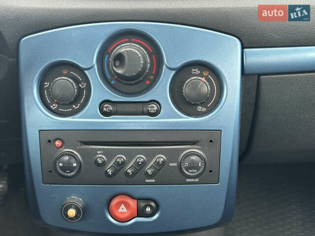 Синий Рено Клио, объемом двигателя 1.15 л и пробегом 300 тыс. км за 3000 $, фото 7 на Automoto.ua