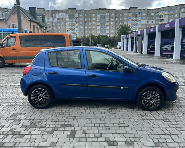 Синий Рено Клио, объемом двигателя 1.15 л и пробегом 300 тыс. км за 3000 $, фото 1 на Automoto.ua