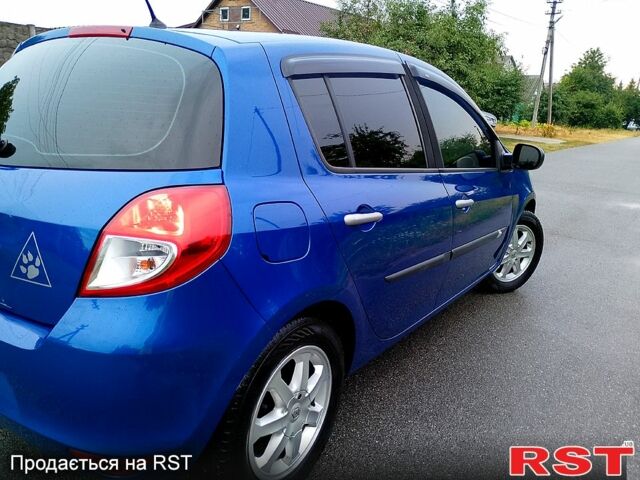 Синий Рено Клио, объемом двигателя 1.1 л и пробегом 239 тыс. км за 5200 $, фото 2 на Automoto.ua